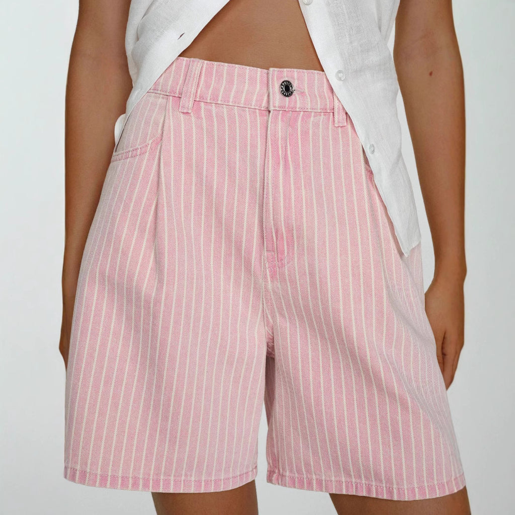 Short en jean taille haute rose pâle à rayures fines, fermeture boutonnée, passants
