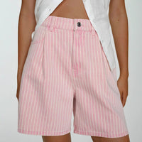Short en jean taille haute rose pâle à rayures fines, fermeture boutonnée, passants