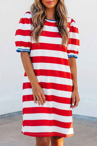 Robe mini rayée rouge et blanche avec bordure contrastée bleue, col rond.