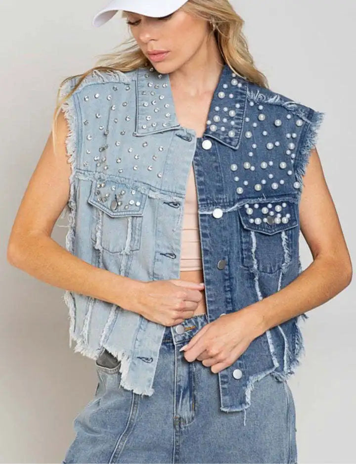 Gilet en jean sans manches deux tons, clous sur empiècements, boutons