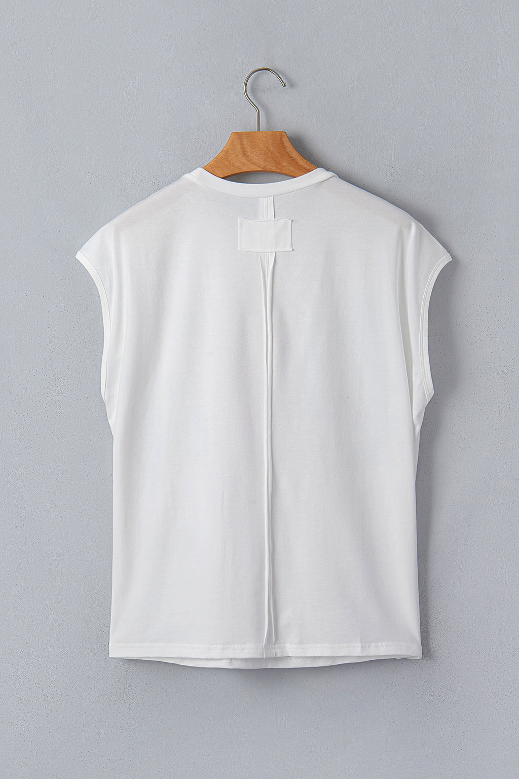 T-shirt dolman blanc pour femme, vue de dos, couture centrale, sur cintre.