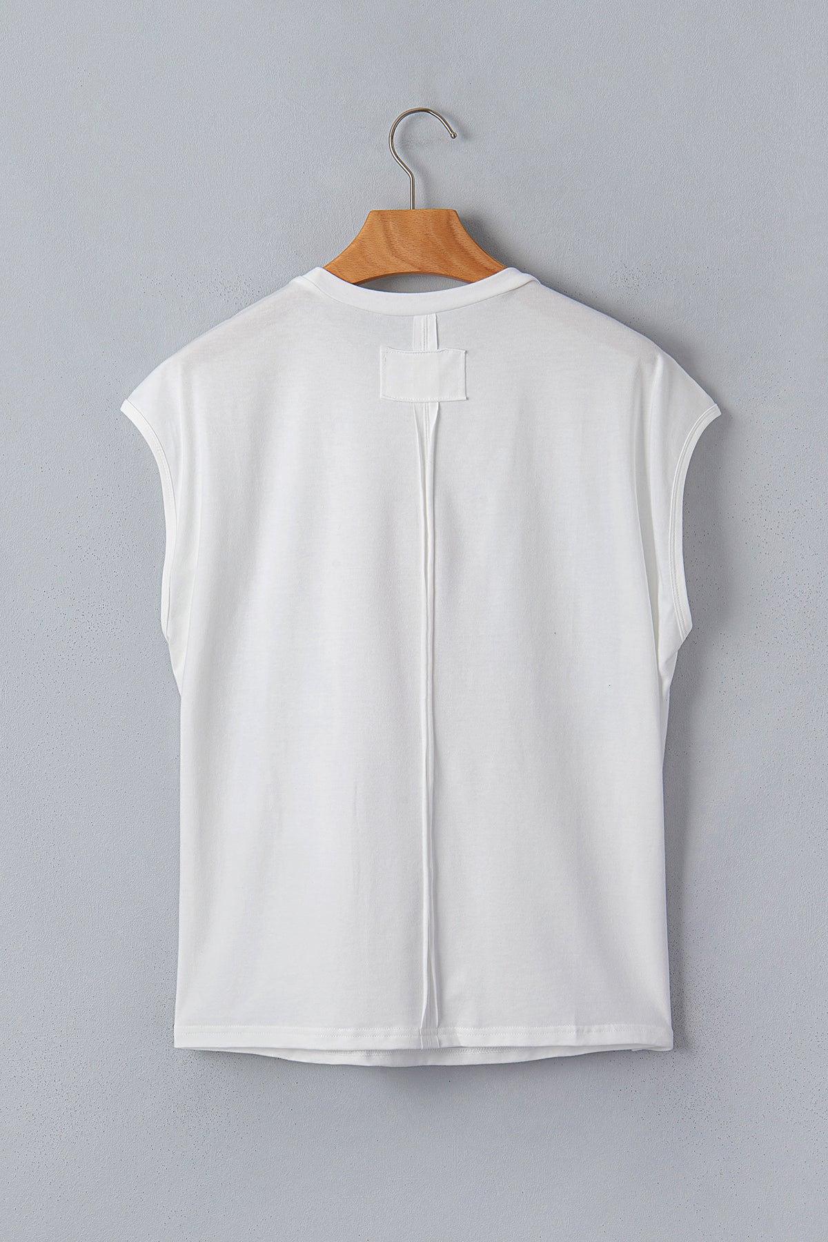 T-shirt dolman blanc pour femme, vue de dos, couture centrale, sur cintre.