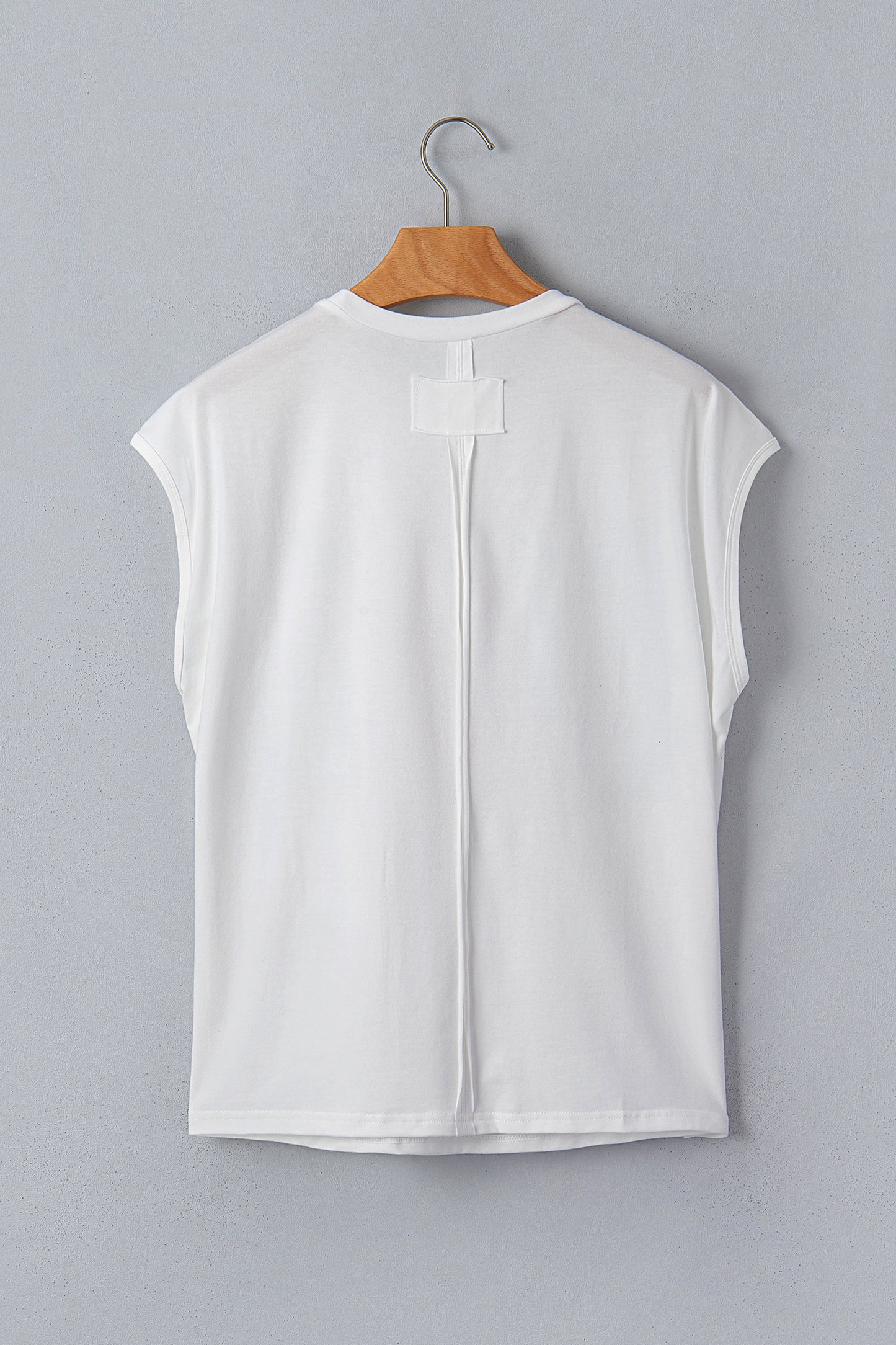 T-shirt dolman blanc pour femme, vue de dos, couture centrale, sur cintre.