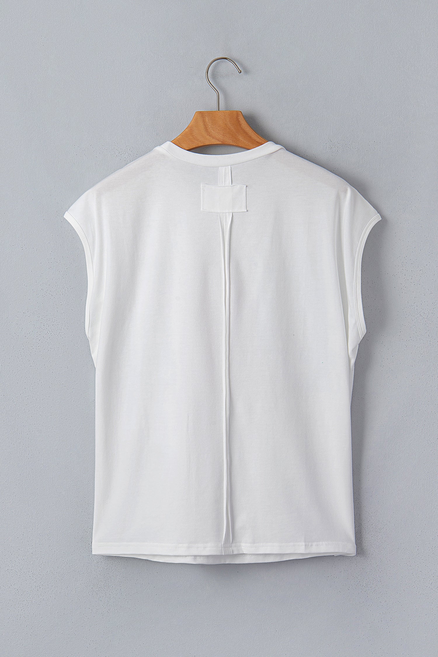 T-shirt dolman blanc pour femme, vue de dos, couture centrale, sur cintre.
