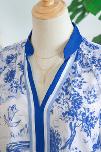 Haut femme col V bleu contrasté, imprimé abstrait bleu, encolure et raglan