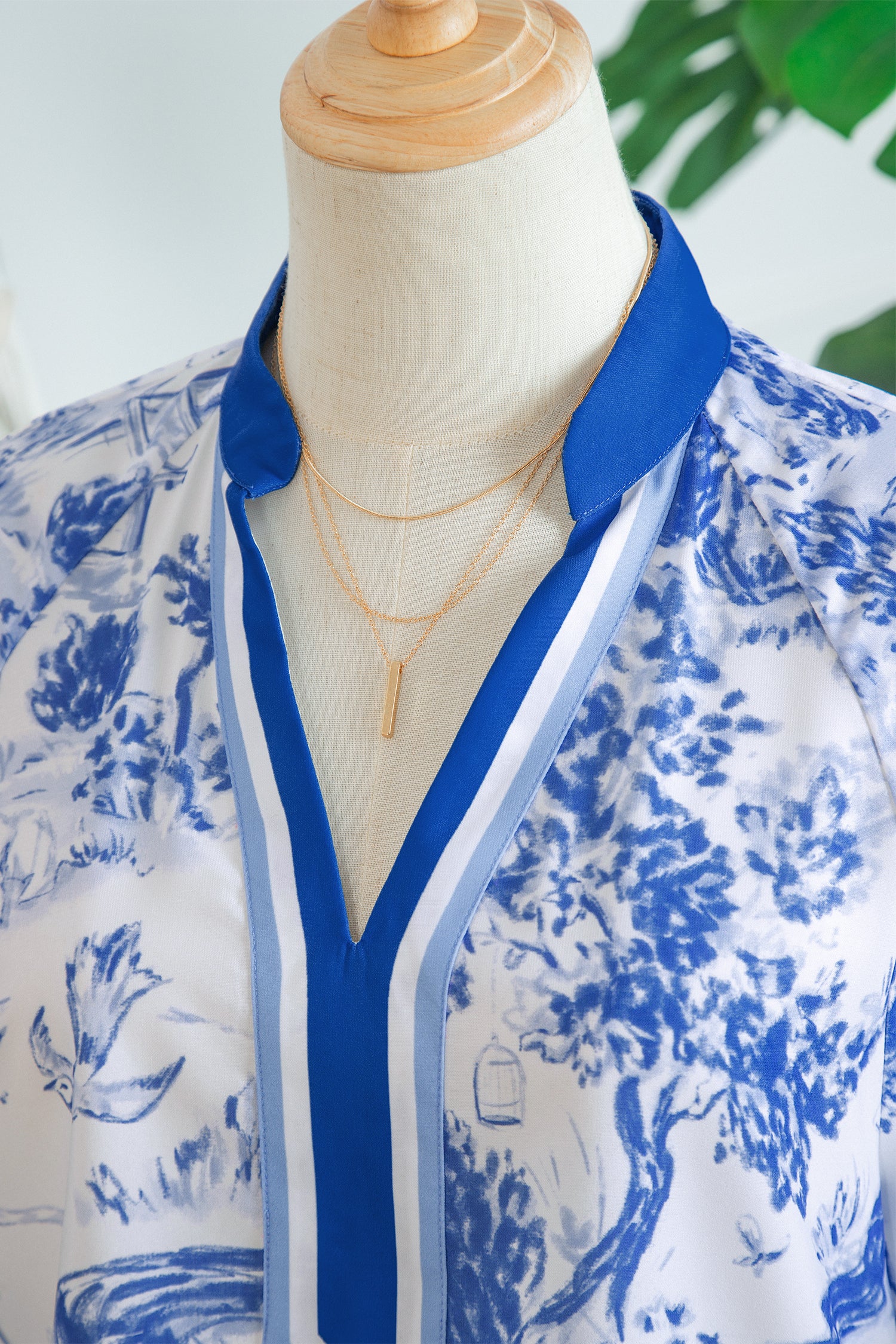 Haut femme col V bleu contrasté, imprimé abstrait bleu, encolure et raglan