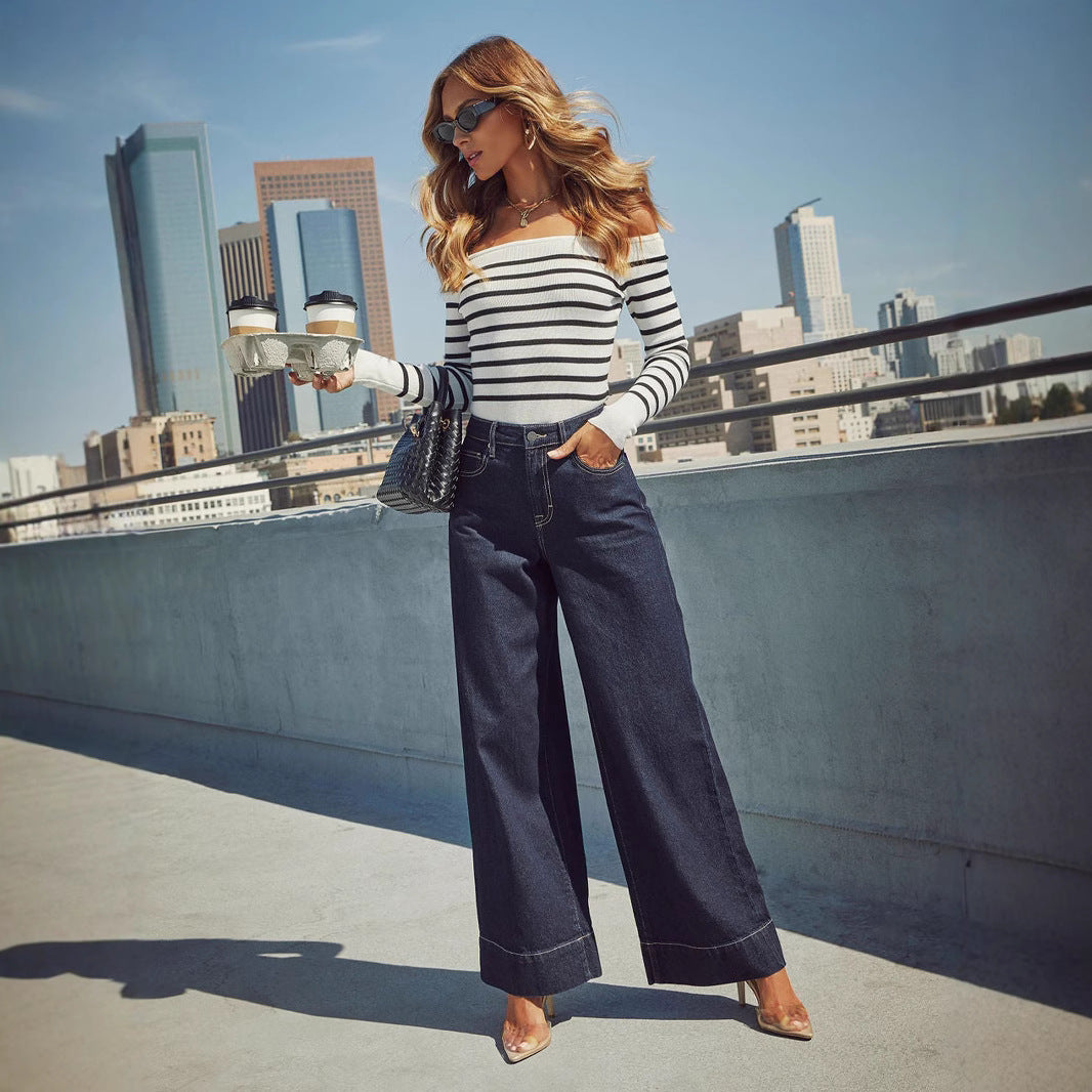 Jean taille haute délavé bleu marine, jambe ample, poches et fermeture boutonnée