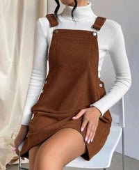 Robe sans manches en velours côtelé marron, bretelles en anneaux et boutons sur le côté.