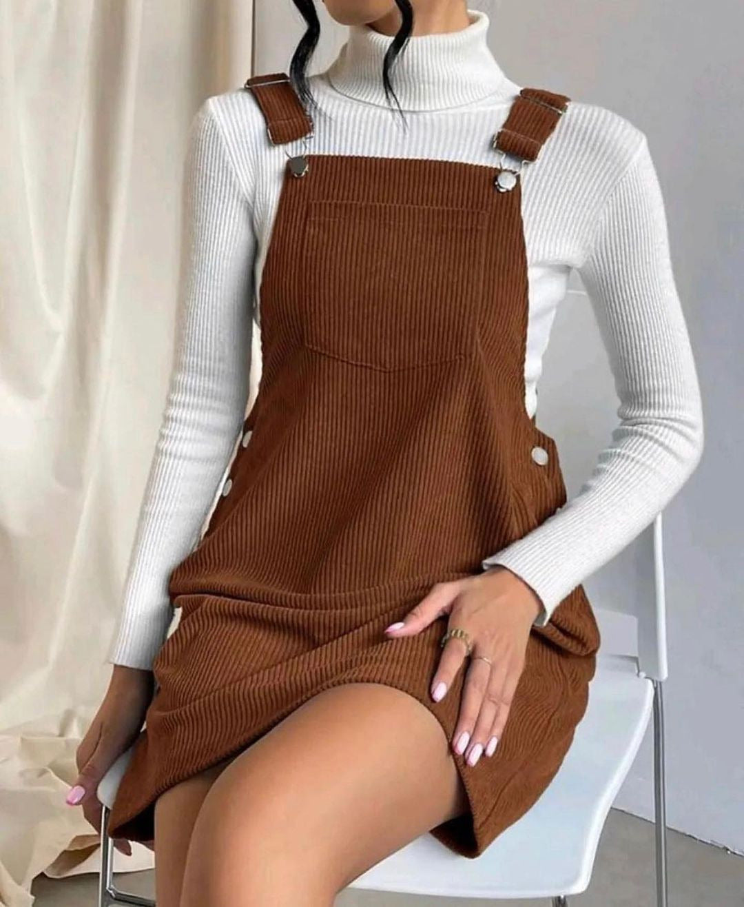 Robe sans manches en velours côtelé marron, bretelles en anneaux et boutons sur le côté.