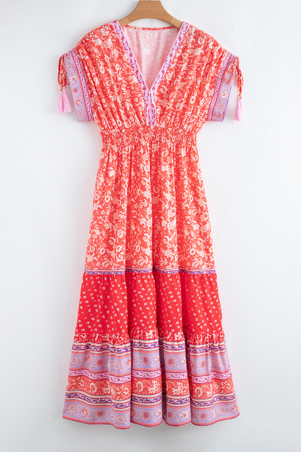 Robe midi rouge à fleurs, encolure V, manches nouées, bas à volants