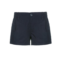 Short femme bleu marine en tissu, taille élastique, fermeture à bouton devant.