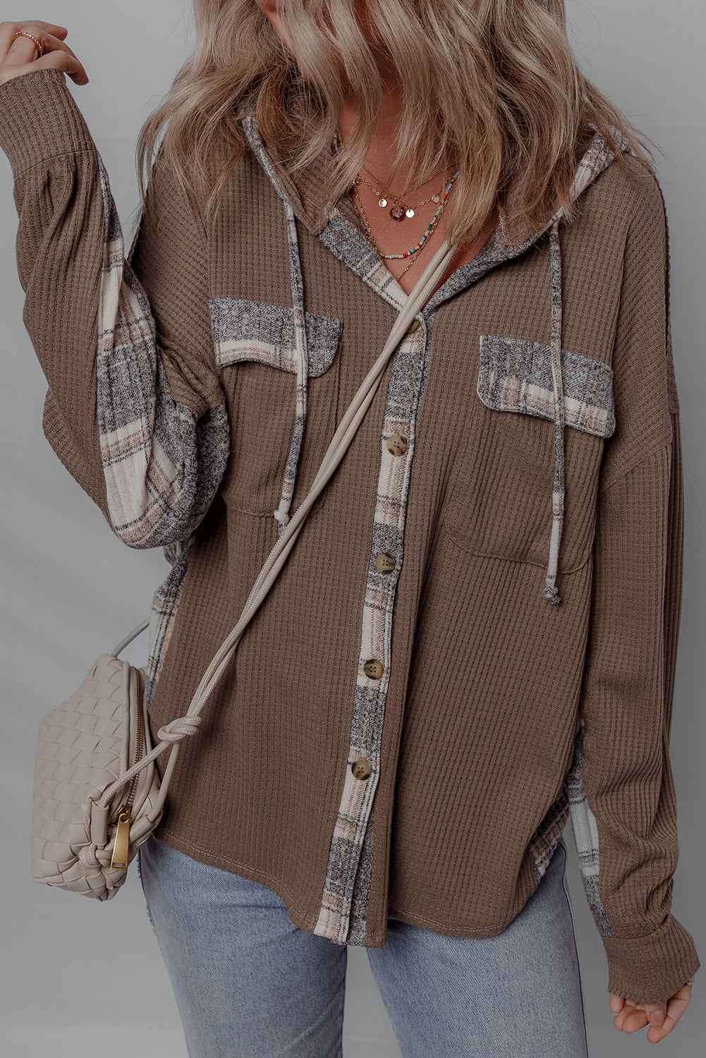 Veste-chemise à capuche marron, patchwork à carreaux, poches poitrine, fermeture boutonnée