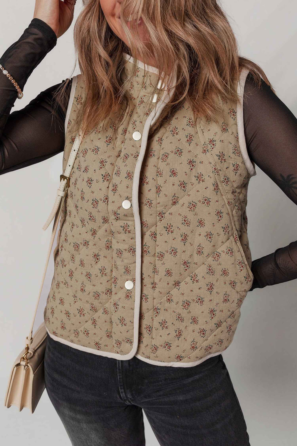Veste matelassée beige à motif floral, bordure blanche, patte boutonnée à pressions