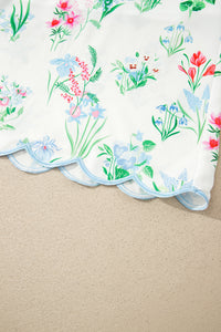 Ourlet festonné de robe, bord bleu clair, imprimé floral sur fond clair
