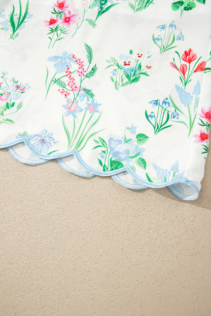 Ourlet festonné de robe, bord bleu clair, imprimé floral sur fond clair