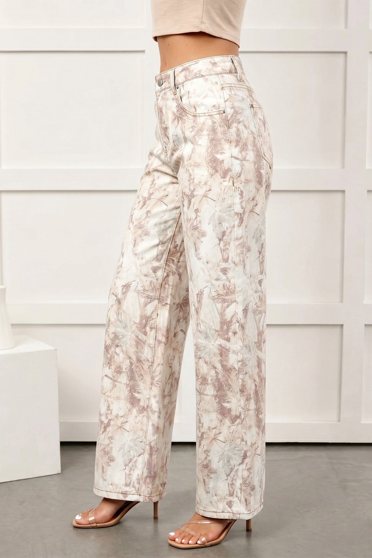 Pantalon en jean femme ample camouflage beige clair, jambe ample et ceinture avec passants