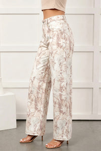 Pantalon en jean femme ample camouflage beige clair, jambe ample et ceinture avec passants