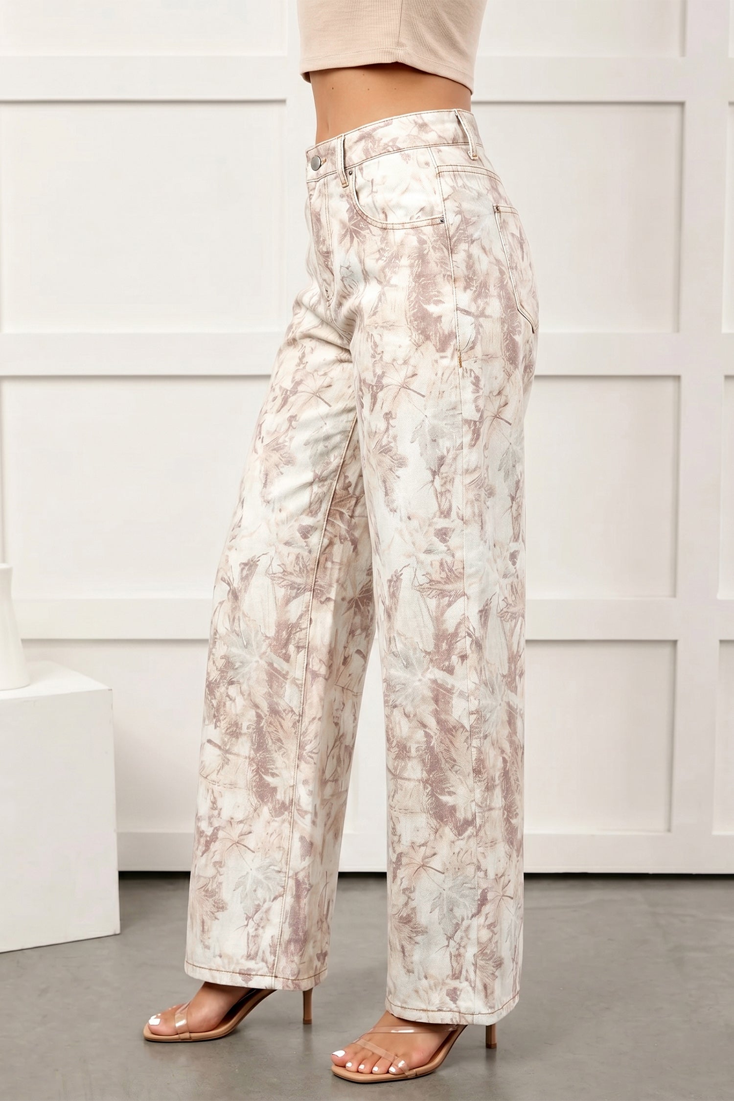Pantalon en jean femme ample camouflage beige clair, jambe ample et ceinture avec passants