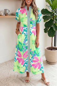 Robe longue imprimée vert, rose et bleu, col montant rayé, manches courtes bouffantes, boutons devant.