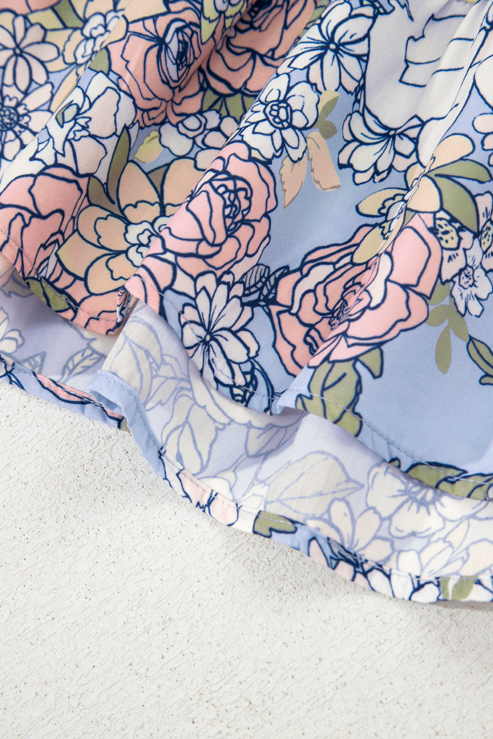 Tissu de robe bleu ciel à fleurs pastel, motif floral détaillé