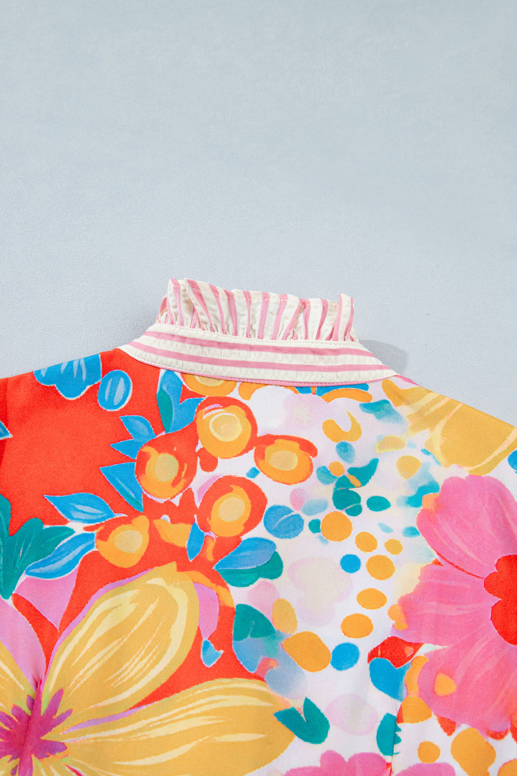 Robe fleurie : col montant avec finition à rayures roses et imprimé floral multicolore.