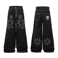 Pantalon jean femme noir, broderies florales sur l’avant et les poches arrière, jambe droite.