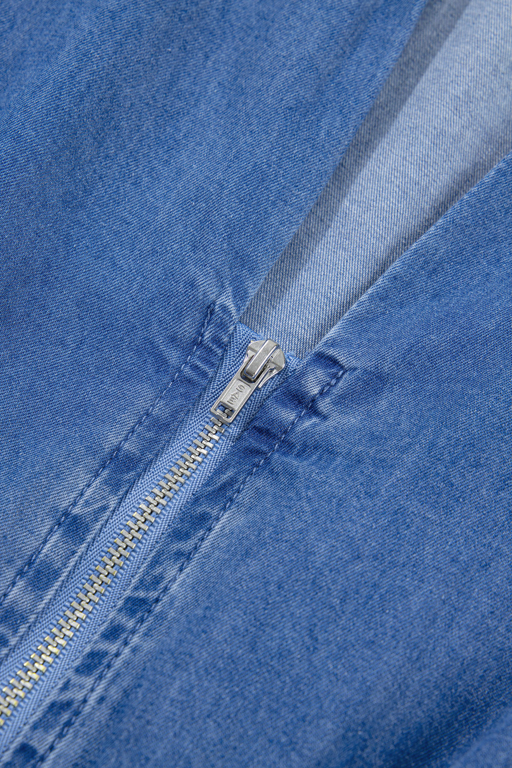 Robe Midi en Jean Bleu Col V Zipée à Taille Smockée