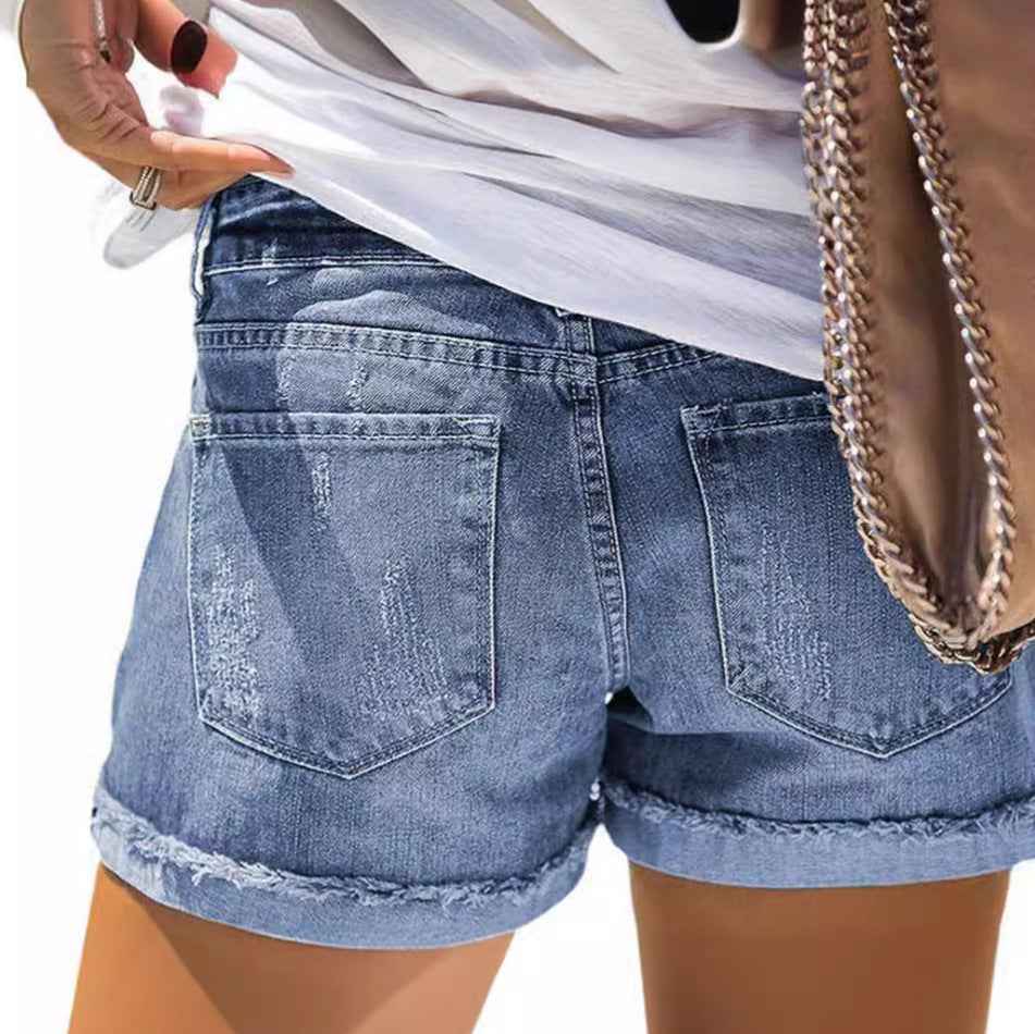 Short en jean bleu délavé, poches arrière et coutures, ourlet effiloché