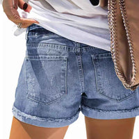 Short en jean bleu délavé, poches arrière et coutures, ourlet effiloché