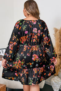 Robe noire fleurie à volants, manches longues, vue de dos.
