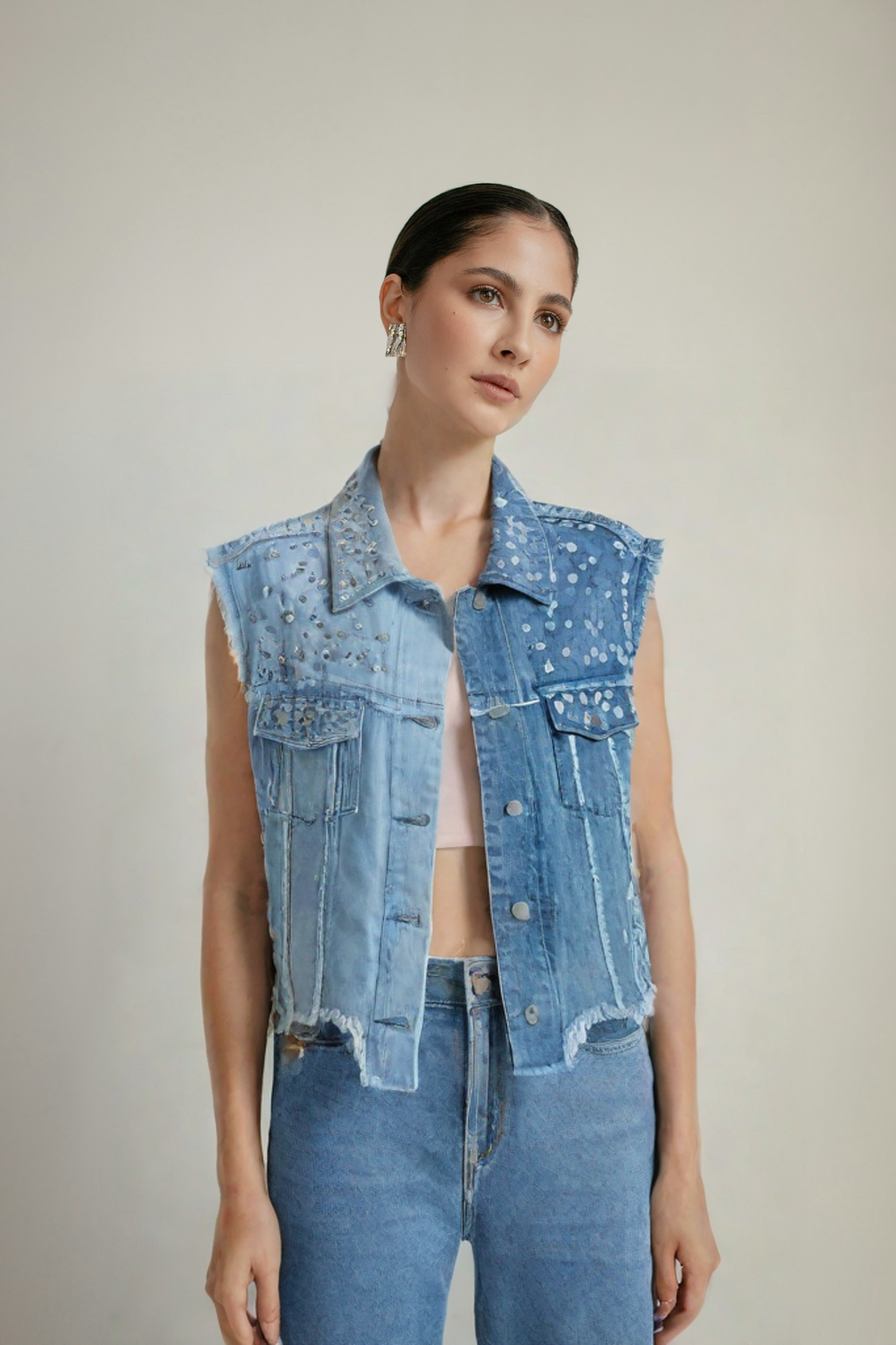 Gilet en jean bleu sans manches à clous, col, poches et boutons pression