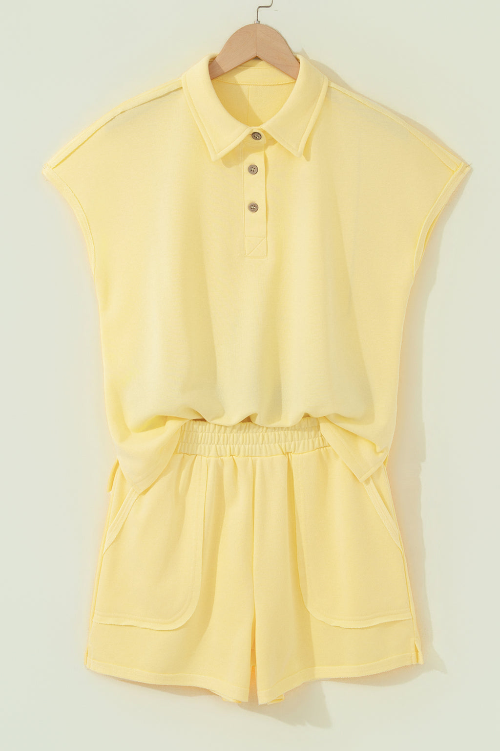 Ensemble polo et short femme jaune crème, polo boutonné et short à poches
