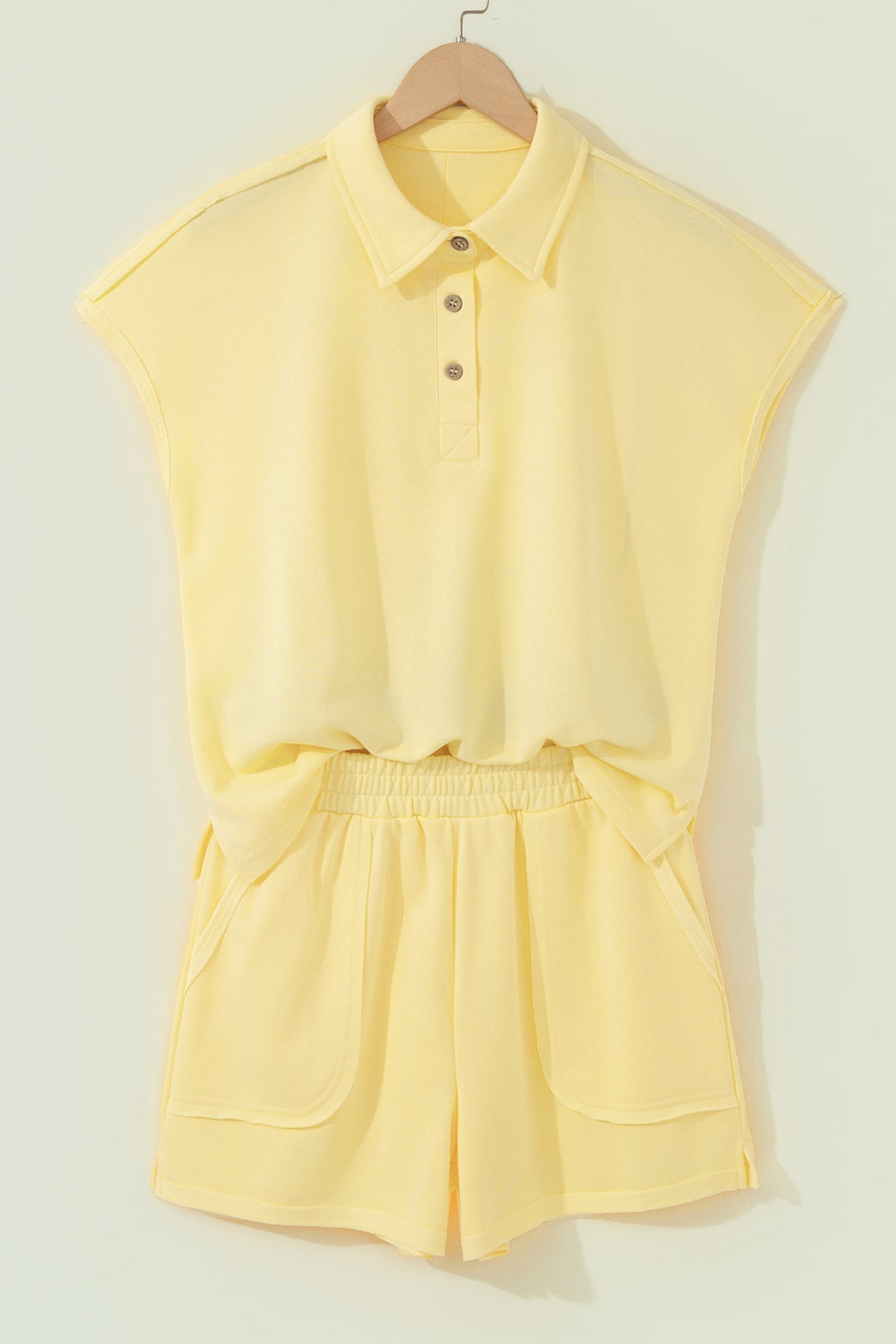 Ensemble polo et short femme jaune crème, polo boutonné et short à poches