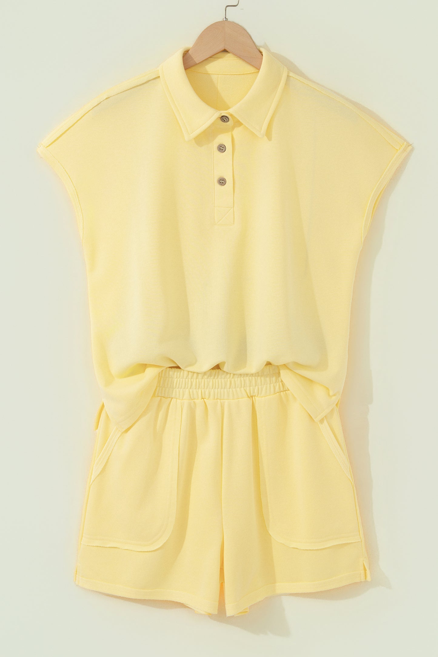 Ensemble polo et short femme jaune crème, polo boutonné et short à poches