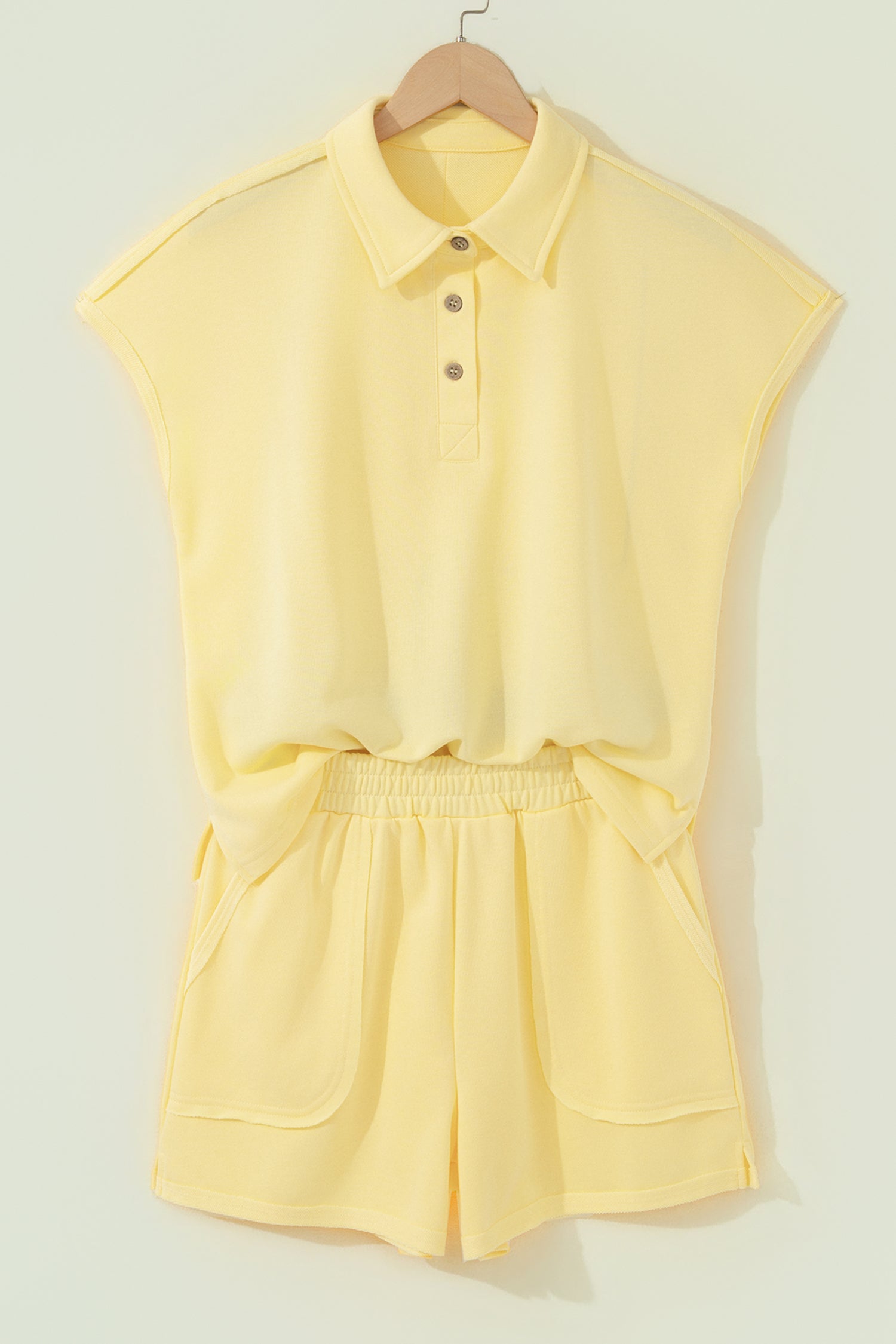 Ensemble polo et short femme jaune crème, polo boutonné et short à poches