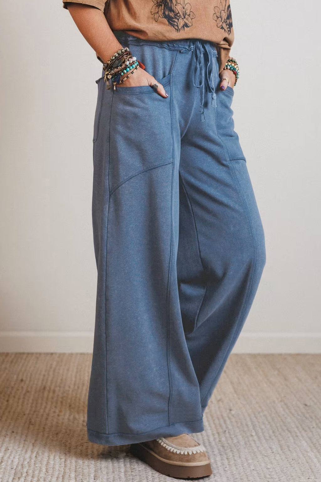 Pantalon taille haute ample bleu délavé, cordon, poches et coutures apparentes