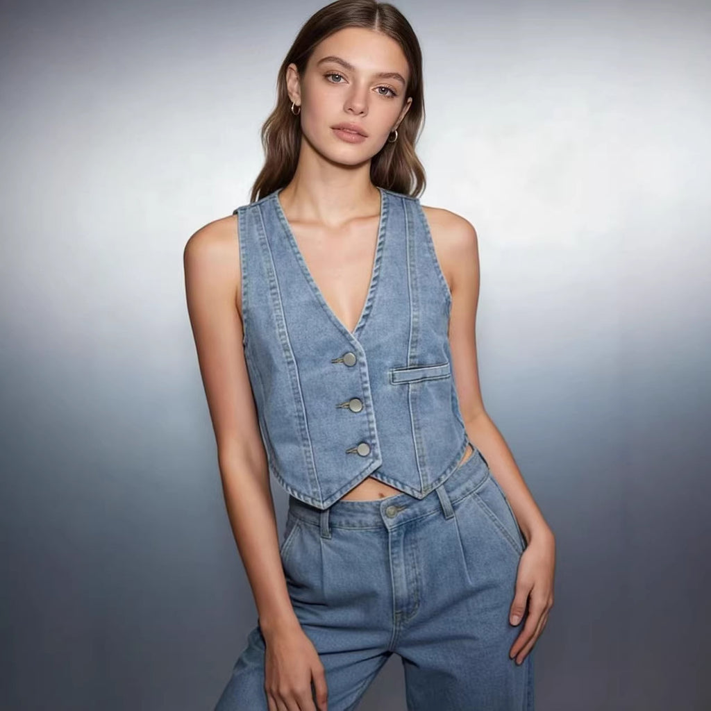 Gilet en jean bleu clair sans manches, encolure V, boutonnage devant et poche poitrine
