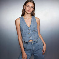 Gilet en jean bleu clair sans manches, encolure V, boutonnage devant et poche poitrine