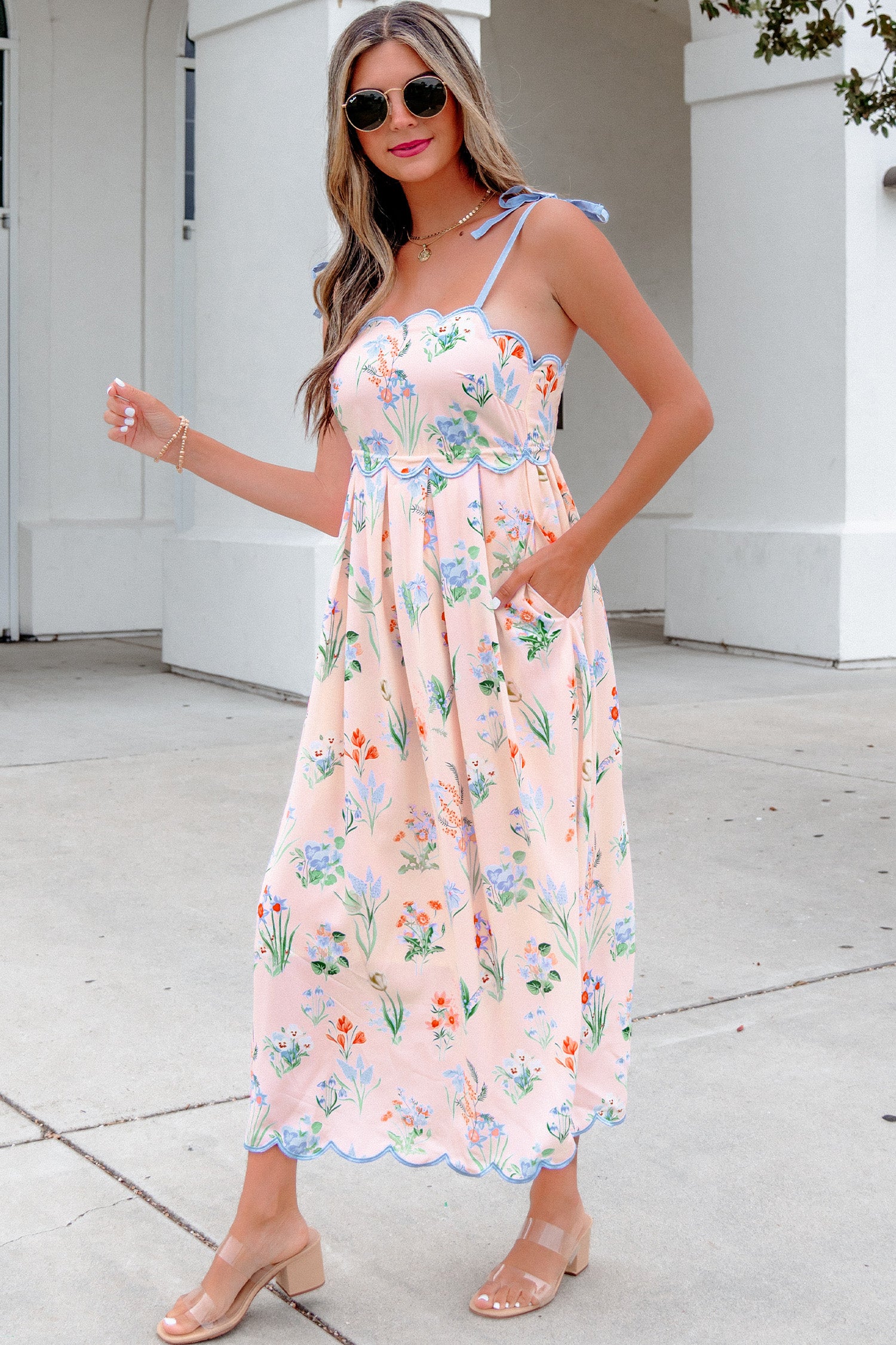 Robe midi florale à bretelles, taille haute, fond clair, manches bretelles nouées