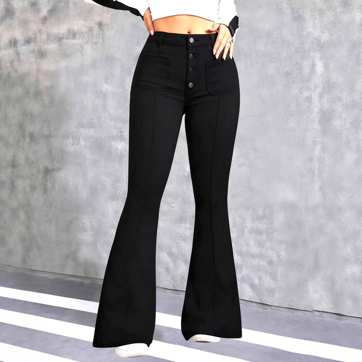 Jean évasé femme en denim noir, taille haute, poches avant, fermeture à boutons