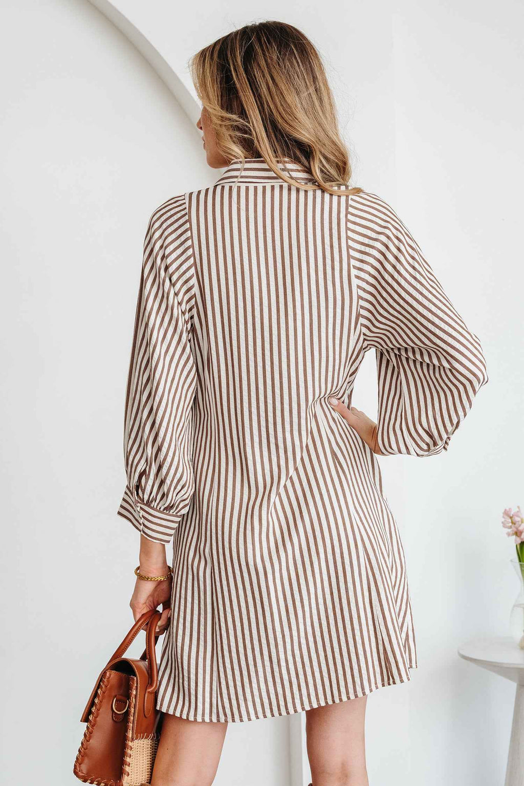 Robe chemisier rayée brune, vue de dos, manches bouffantes, boutonnée.