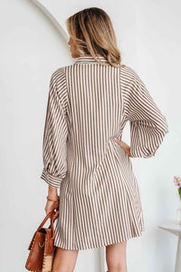 Robe chemisier rayée brune, vue de dos, manches bouffantes, boutonnée.