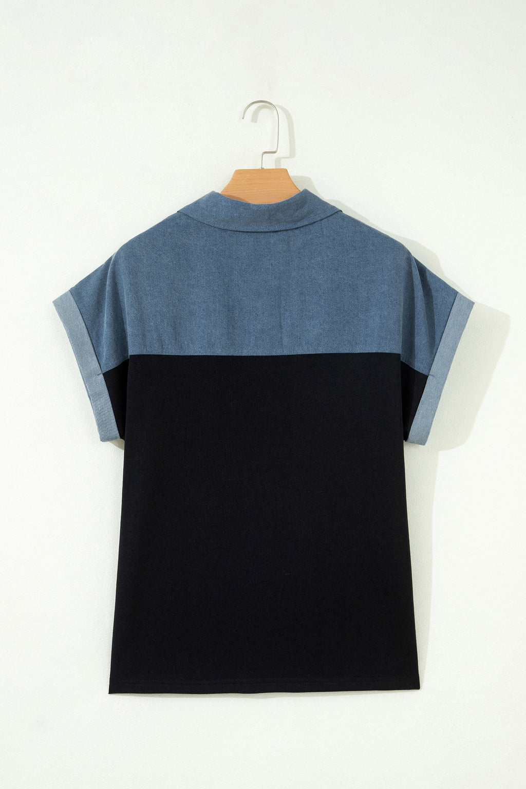 Haut polo bicolore en denim, vue dos : col droit et empiècement noir.