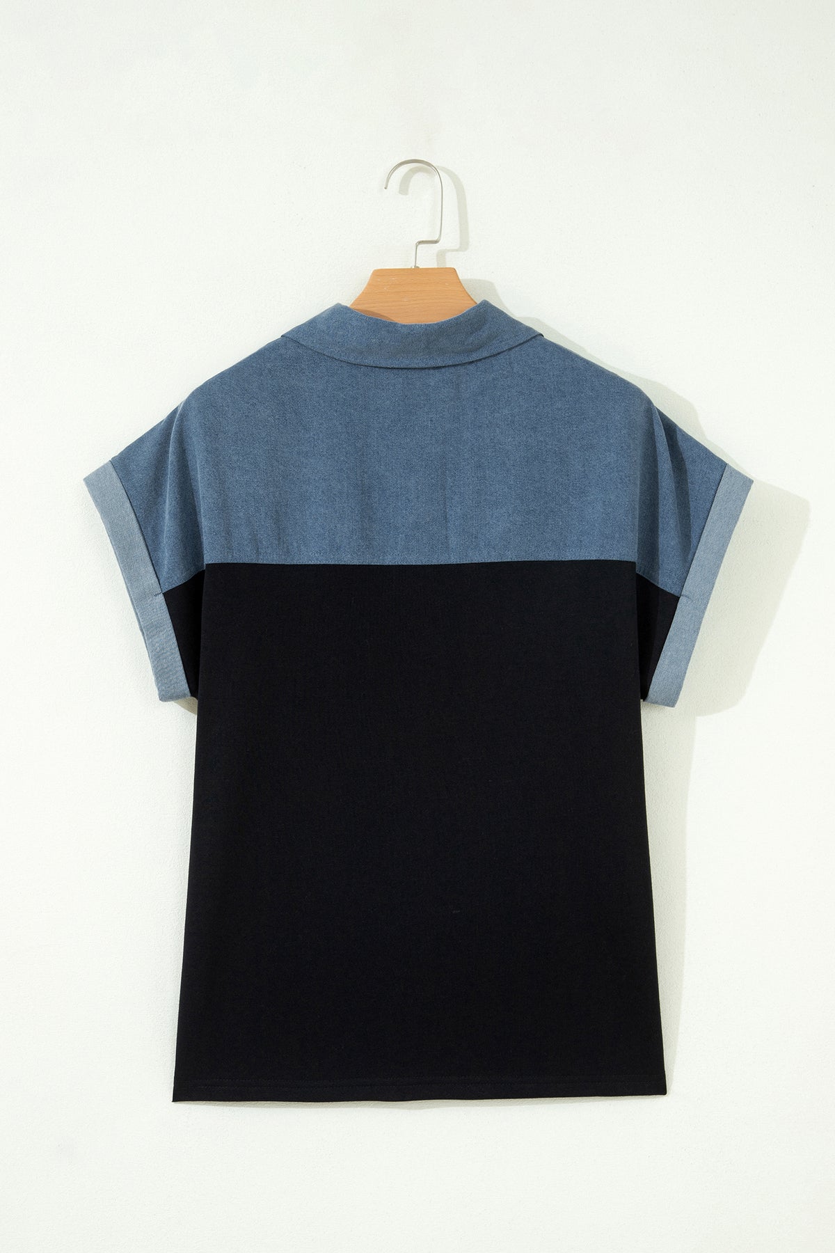Haut polo bicolore en denim, vue dos : col droit et empiècement noir.