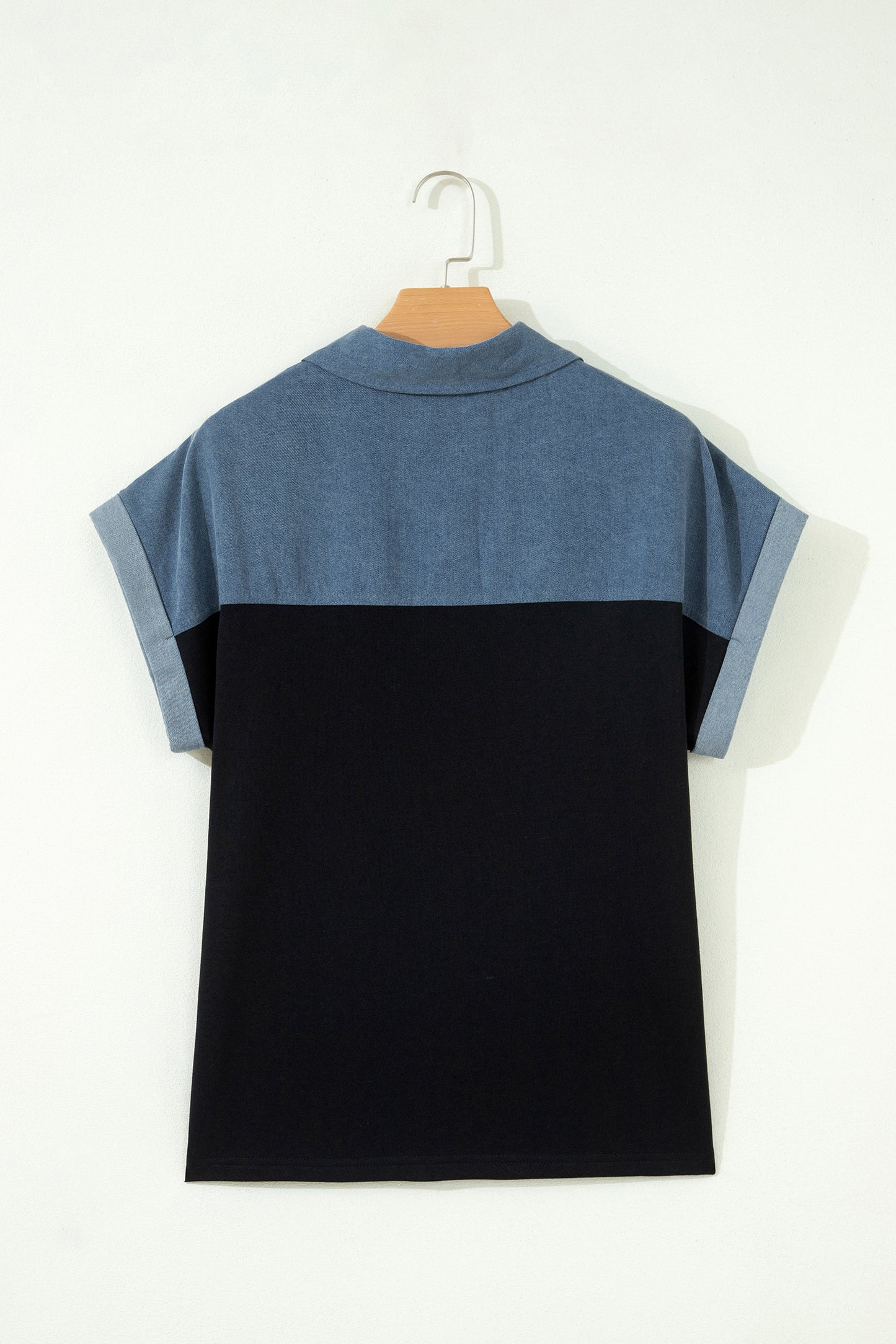 Haut polo bicolore en denim, vue dos : col droit et empiècement noir.
