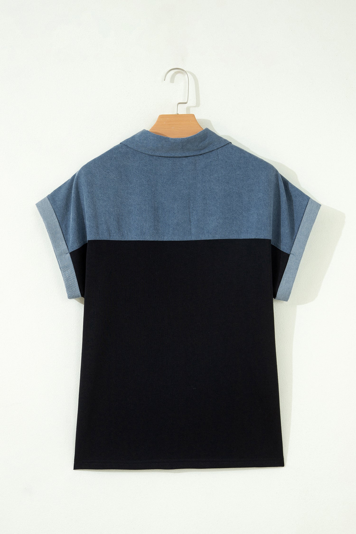 Haut polo bicolore en denim, vue dos : col droit et empiècement noir.