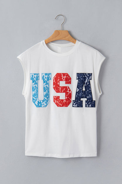 T-shirt dolman blanc pour femme, imprimé USA rouge et bleu, porté sur cintre.