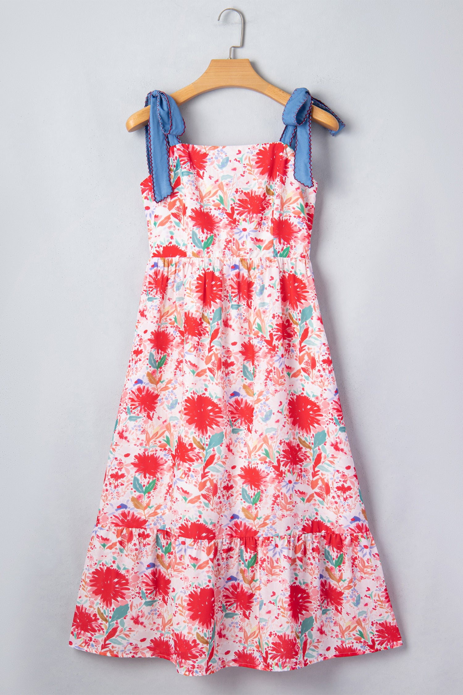 Robe midi imprimée floral rouge et verte, bretelles nouées bleues, robe à fronces.