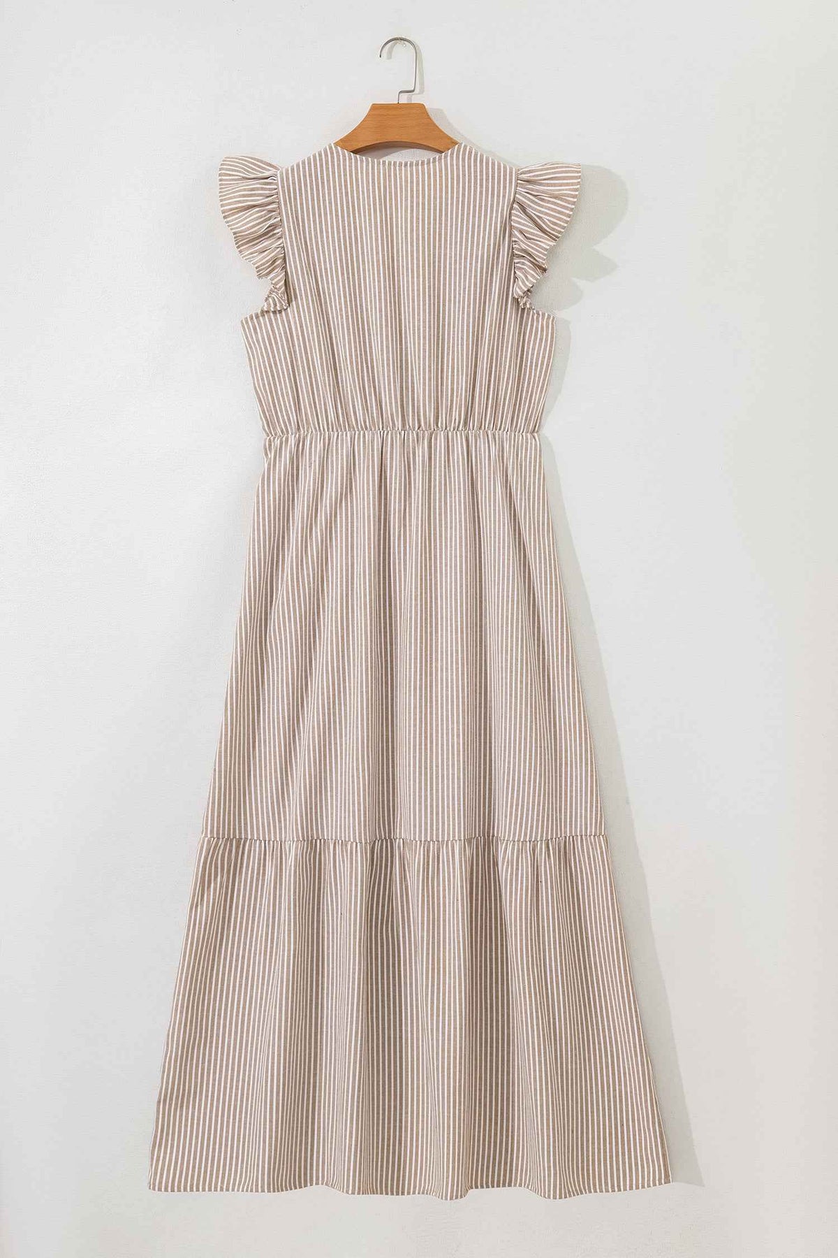 Robe longue rayée beige à manches volantées et bas volanté, fermeture boutonnée.
