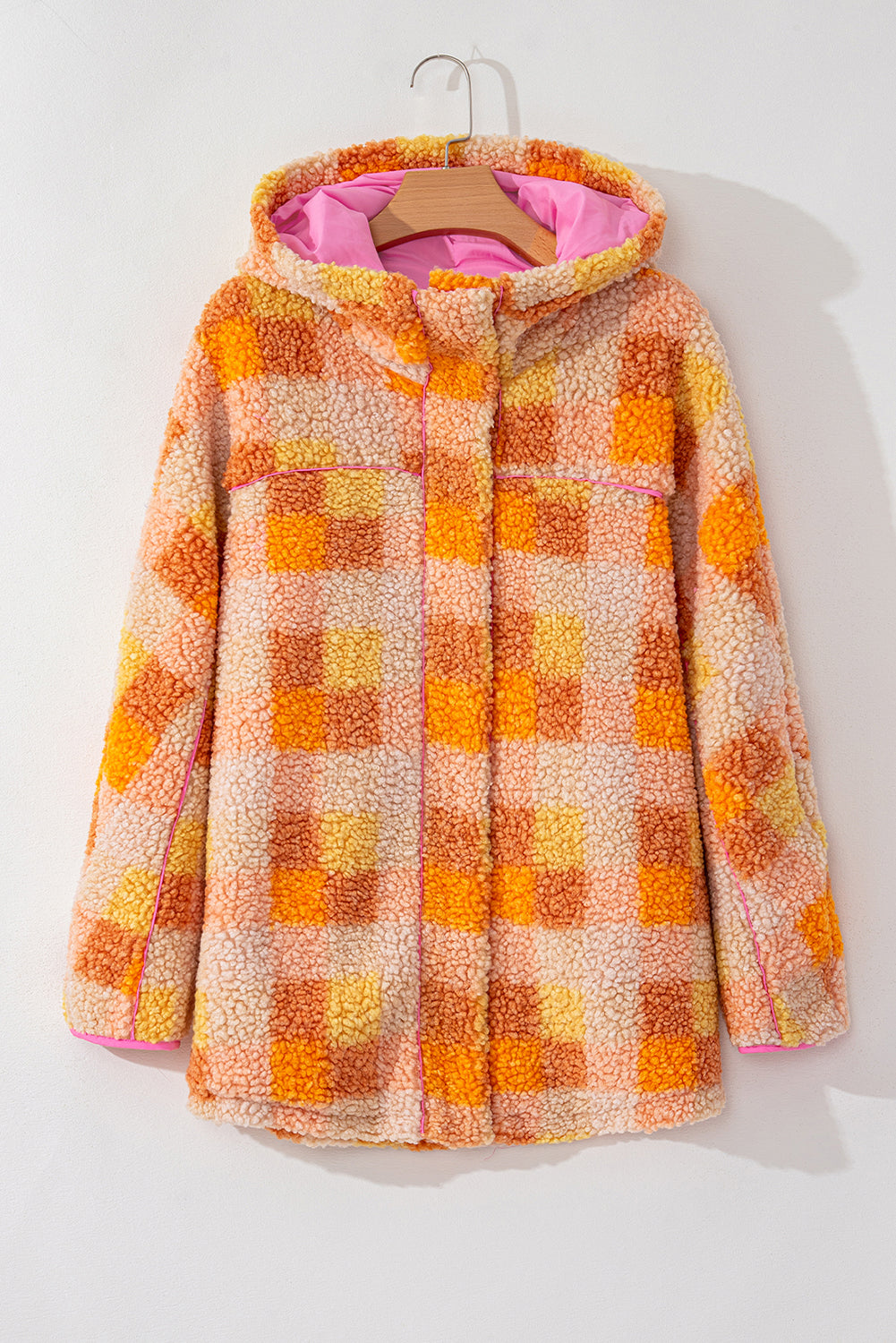 Veste à capuche sherpa orange à carreaux, vue de face, patte boutonnée